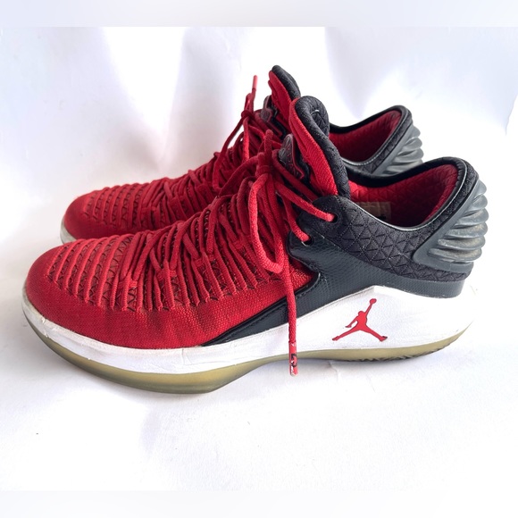 Jordan 32 Basketball Shoes. Preowned. Great condition. Size 8M. Black & Red - Picture 3 of 4